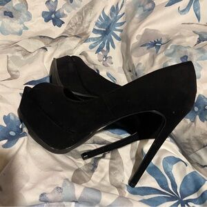Black 4” heels from fashion nova. never been worn.